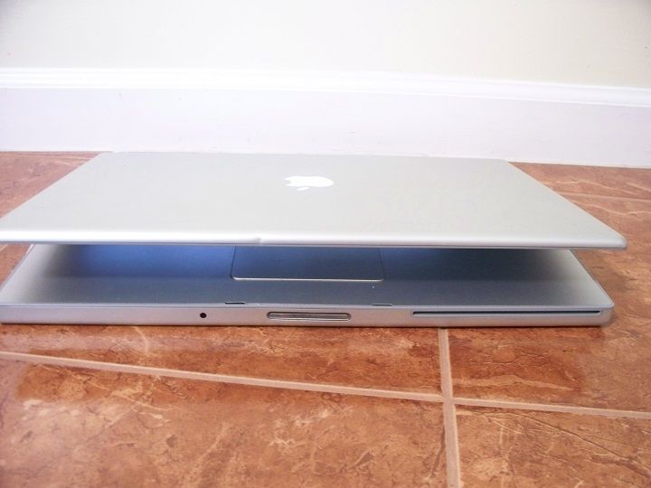 Apple MacBook Pro 17 2 5g 4GB 500GB Laptop Dual OS CS5