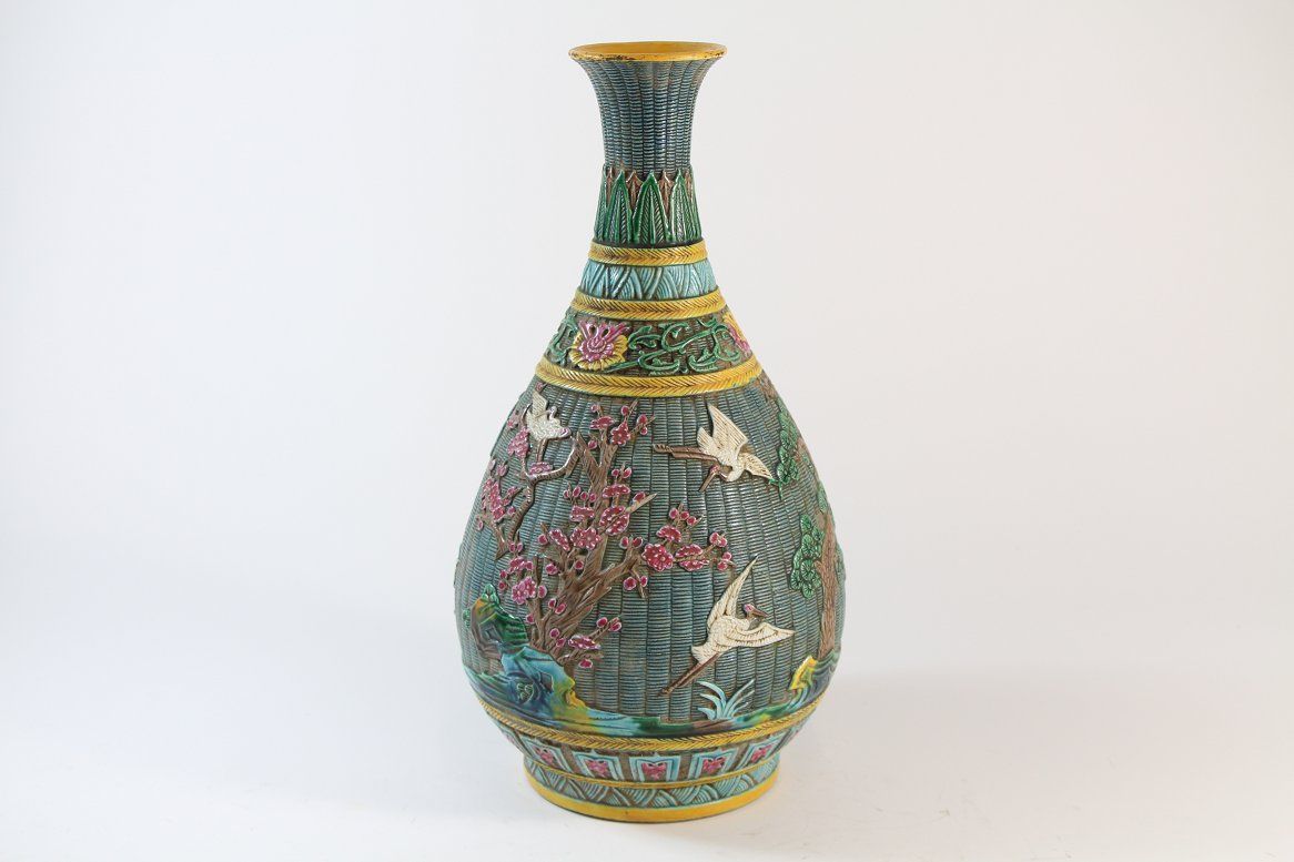 Schoene Porzellan Vase farbiges Relief Dekor handbemalt China 19 Jhd