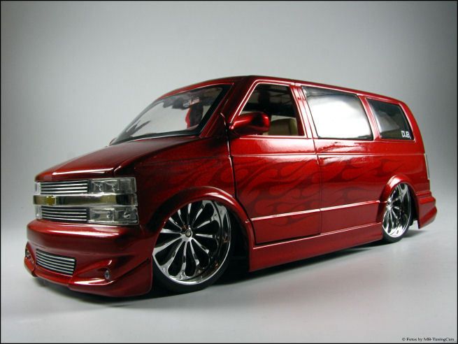 18 Jada Tuning   Chevrolet Astro Van   Efekt Rot   22 Zoll Felgen