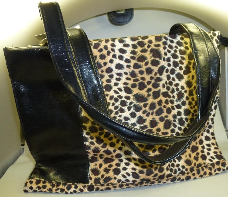 Damen Handtasche Schulter Henkel Tasche Leo Leoparden Look schwarz