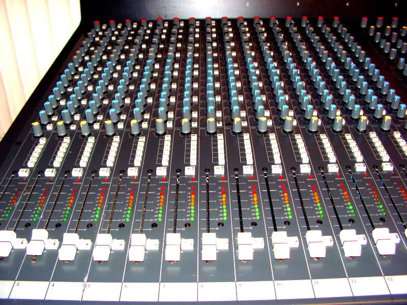 Soundcraft K2 32 Kanal / 8 Bus Profi Pult inkl. 2 Netzgeräte