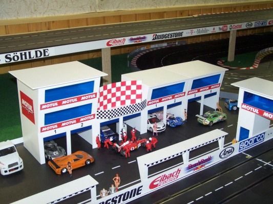 8er Boxengasse mit Presseturm 132 für Carrera, Ninco, Scalextric u