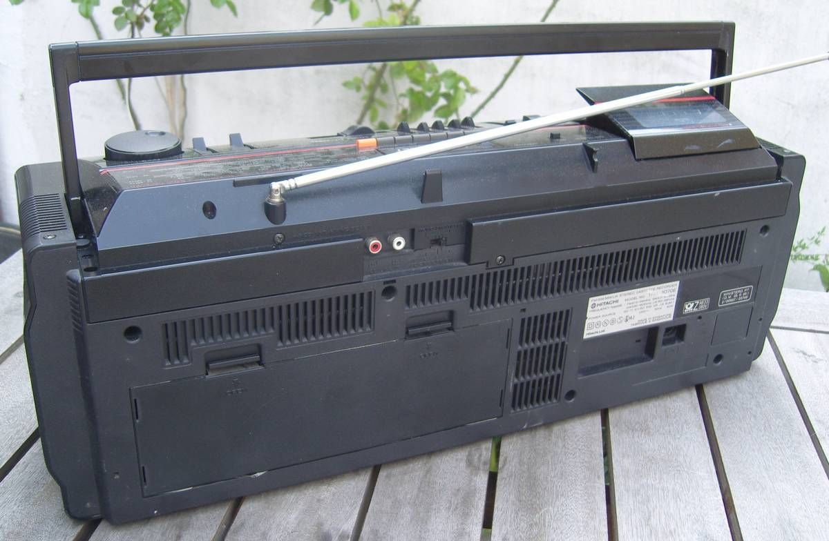 Hitachi TRK 3D70E 3D Superwoofer Ghettoblaster