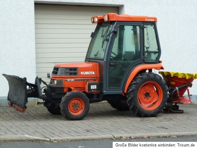 Kubota ST 30 mit Schneeschild Streuer von Iseki Traktor Kleintraktor