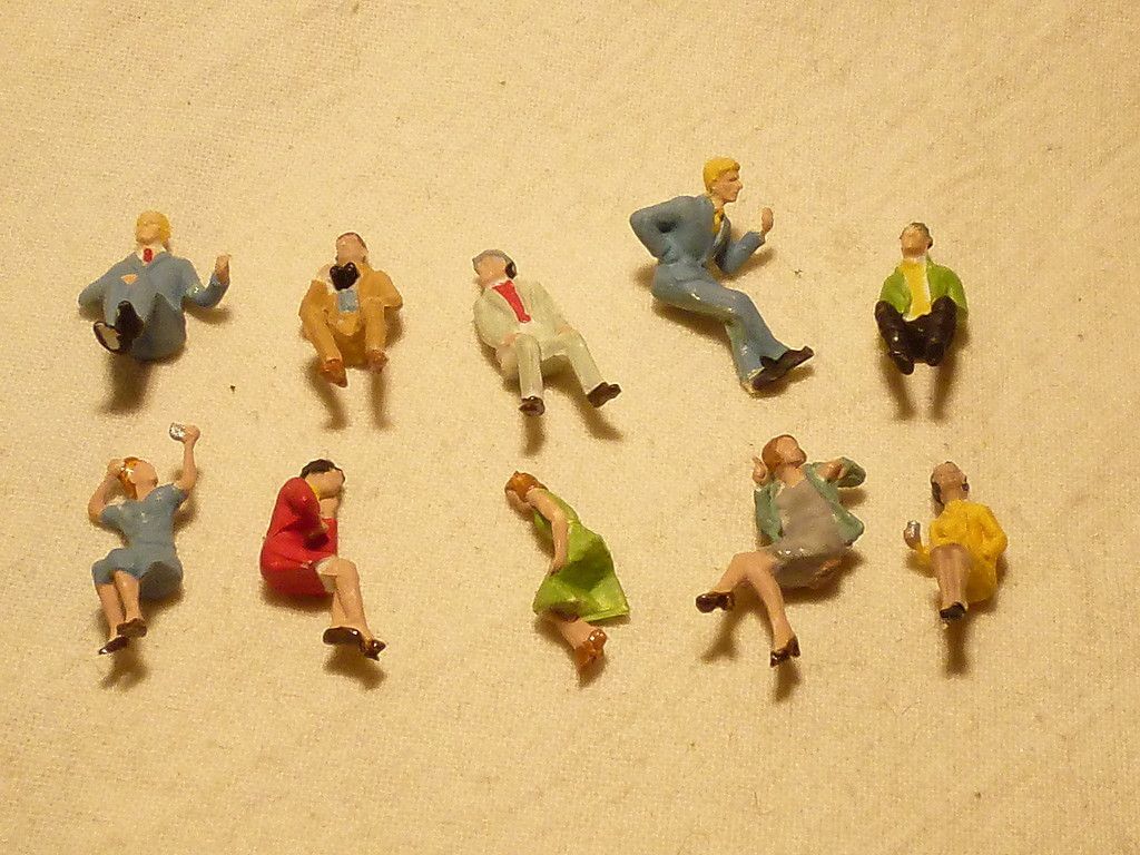 MF (368)   HO Modellfiguren 10 sitzende Figuren