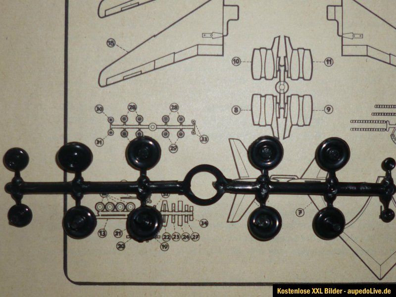 VEB Plasticart IL 62 Flugzeug Modellbausatz DDR