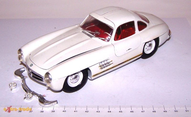 Alter Bausatz gebaut; Mercedes Benz 300SL Flügeltürer; M ca. 1/24