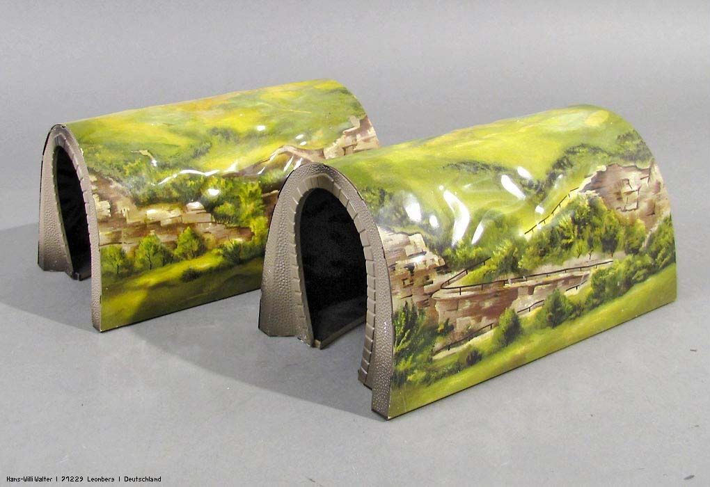 Lot 29114  Zwei seltene Märklin Tunnel 452 N