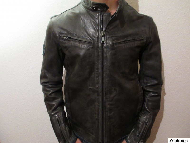 Das Leder ist Essential Leather. Ein sehr weiches Lammleder, welches