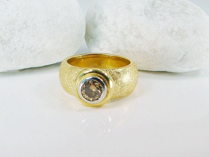 Ring in 900/  Gelbgold mit einem Brillanten ca. 0,72 ct. 