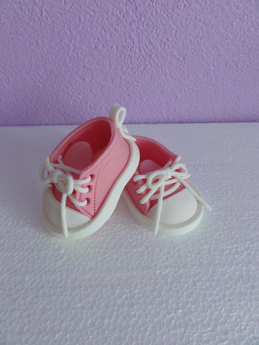 Baby Rosa Chucks Zuckerfigur Torten Tortendekoration Taufe Geburt